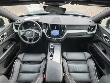 VOLVO XC60 B4 AWD Plus Dark Keyless-Start Autom. Klima