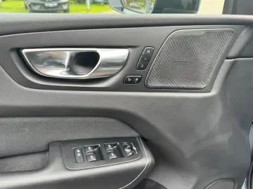 VOLVO XC60 B4 AWD Plus Dark Keyless-Start Autom. Klima