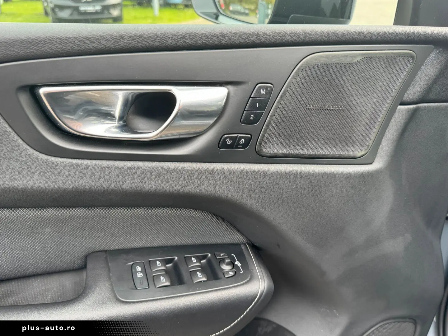 VOLVO XC60 B4 AWD Plus Dark Keyless-Start Autom. Klima