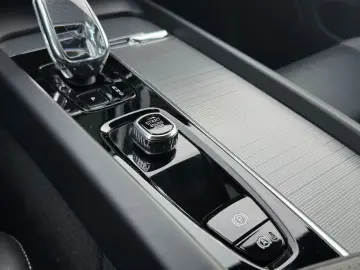 VOLVO XC60 B4 AWD Plus Dark Keyless-Start Autom. Klima