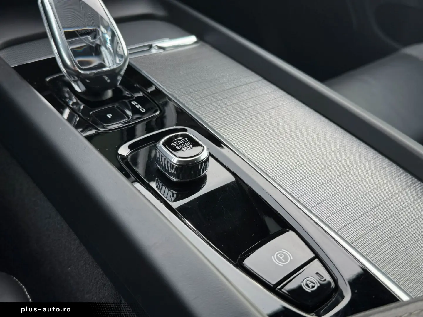 VOLVO XC60 B4 AWD Plus Dark Keyless-Start Autom. Klima