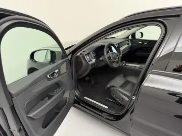 VOLVO XC60 B4 (D) AWD Plus Dark H K HGSD FACEL. LED