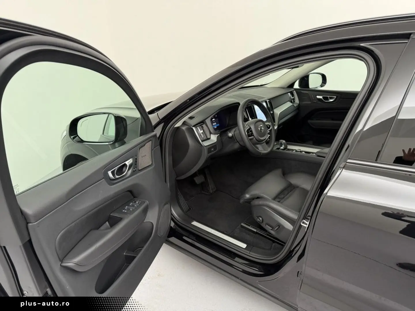 VOLVO XC60 B4 (D) AWD Plus Dark H K HGSD FACEL. LED