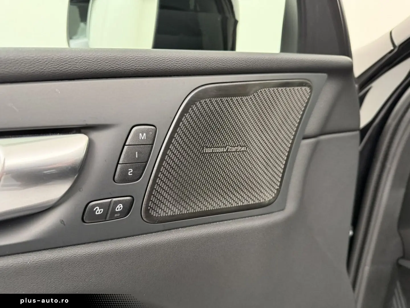 VOLVO XC60 B4 (D) AWD Plus Dark H K HGSD FACEL. LED