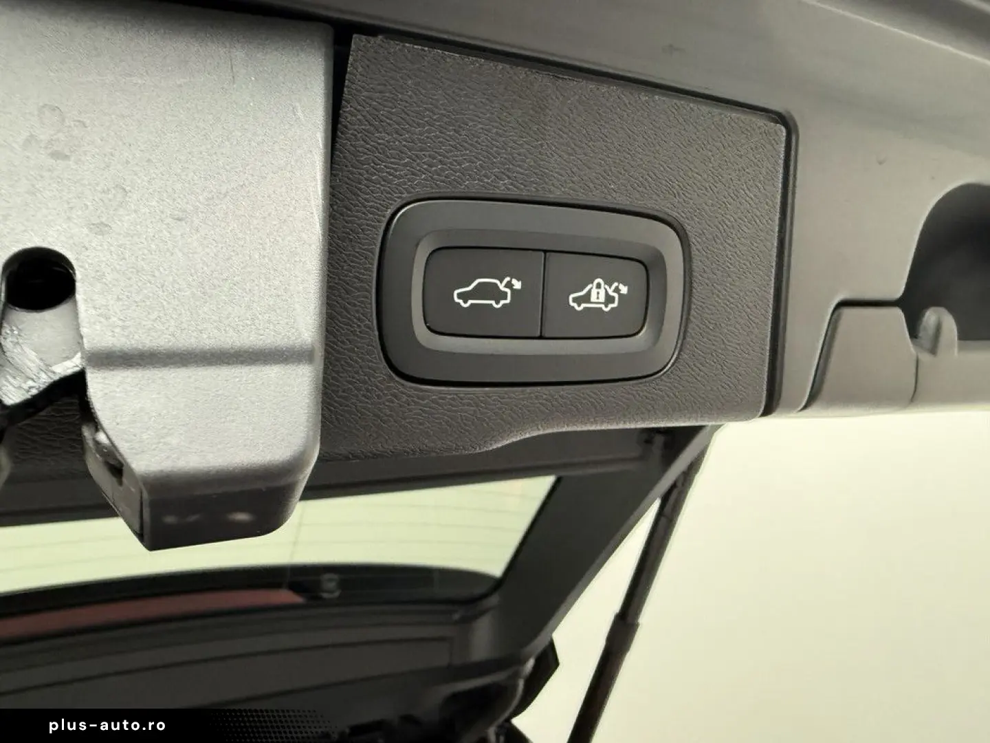 VOLVO XC60 B4 (D) AWD Plus Dark H K HGSD FACEL. LED