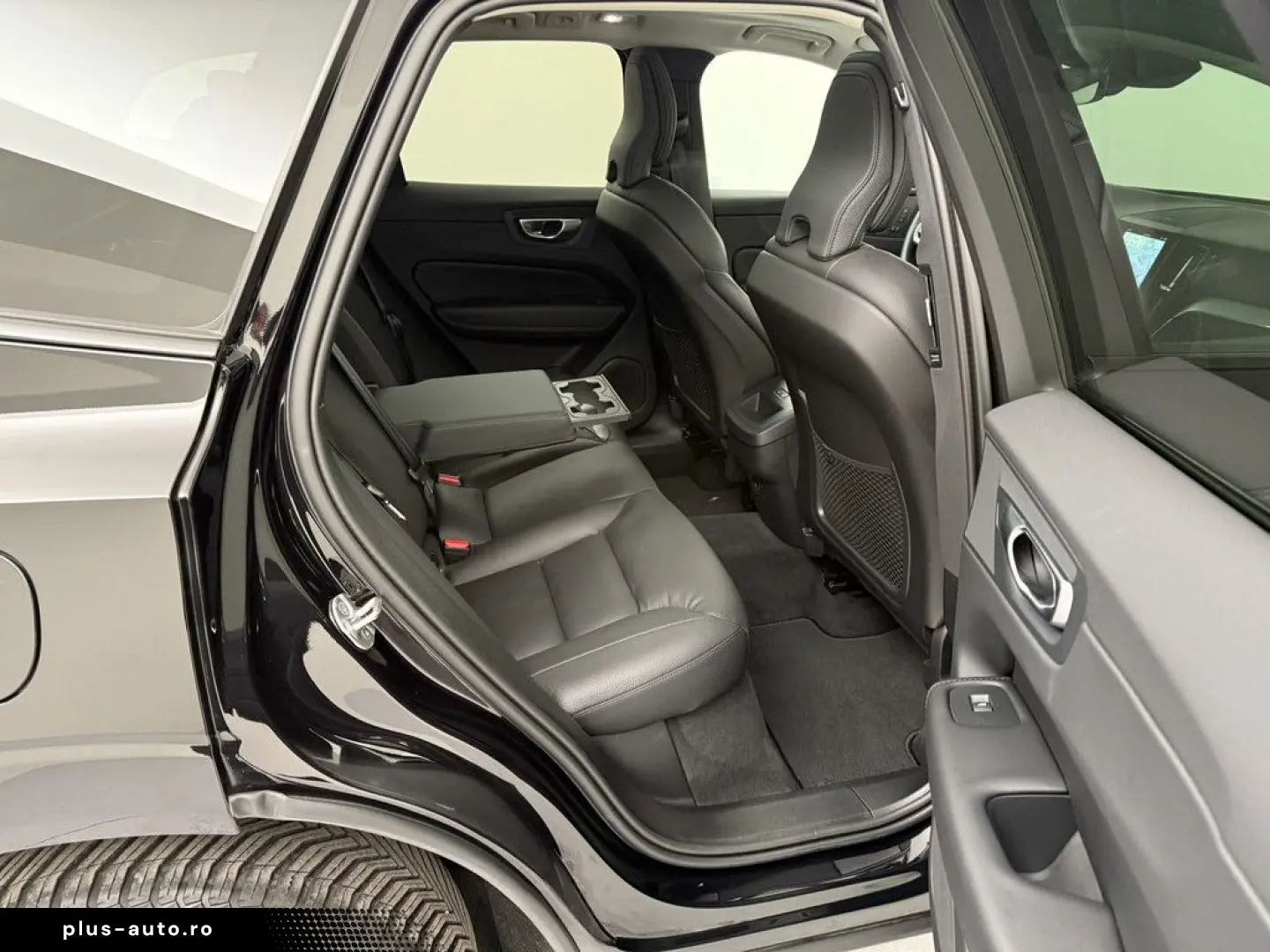 VOLVO XC60 B4 (D) AWD Plus Dark H K HGSD FACEL. LED