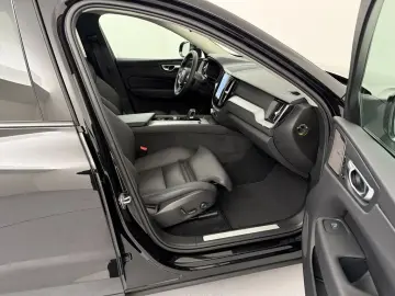 VOLVO XC60 B4 (D) AWD Plus Dark H K HGSD FACEL. LED