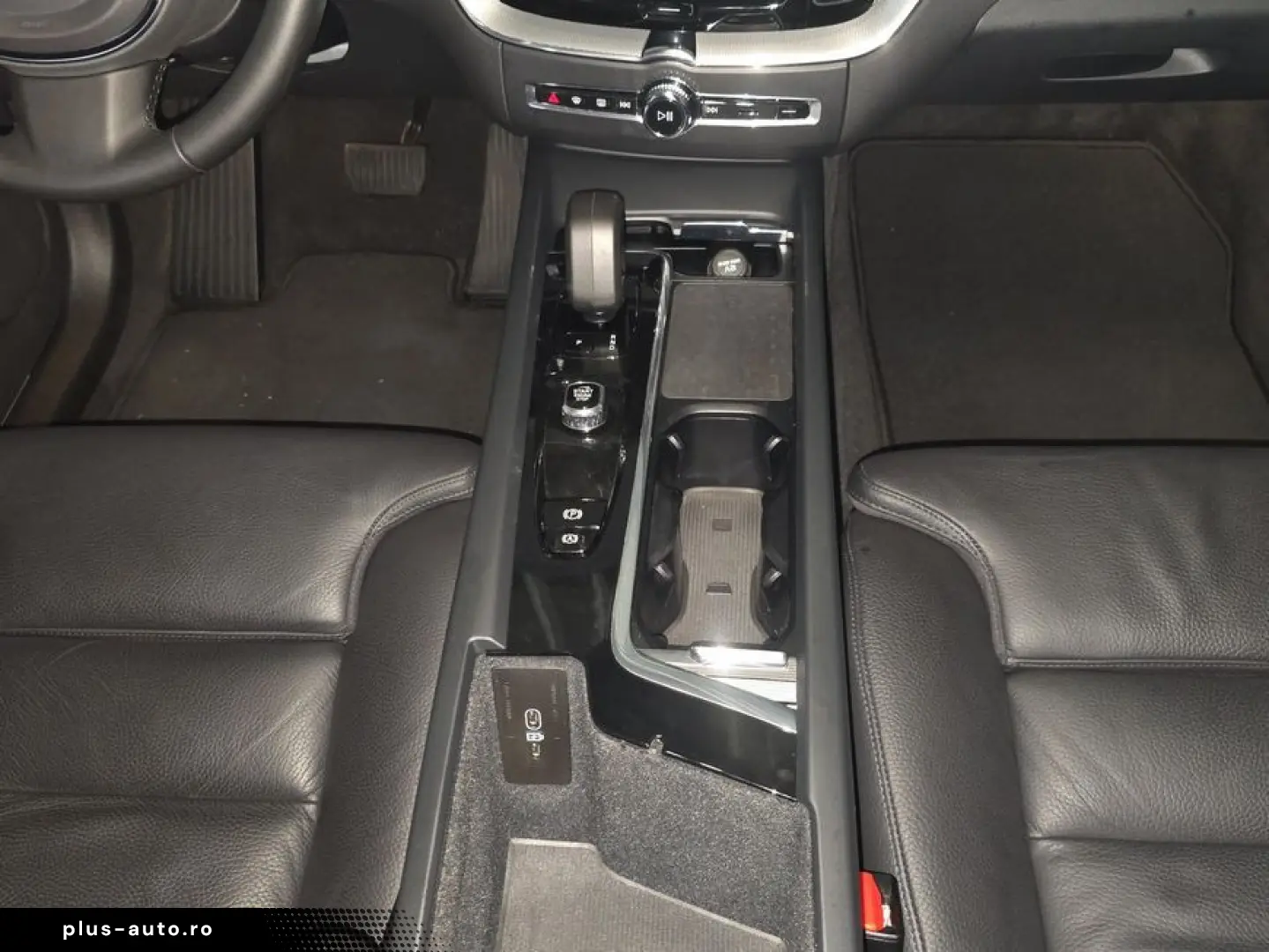 VOLVO XC60 B4 D Plus Dark