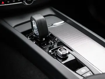 VOLVO XC60 Plus Dark 2WD B4 Diesel EU6d AHK Digitales