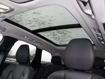 VOLVO XC60 Plus Dark 2WD B4 Diesel EU6d AHK Digitales