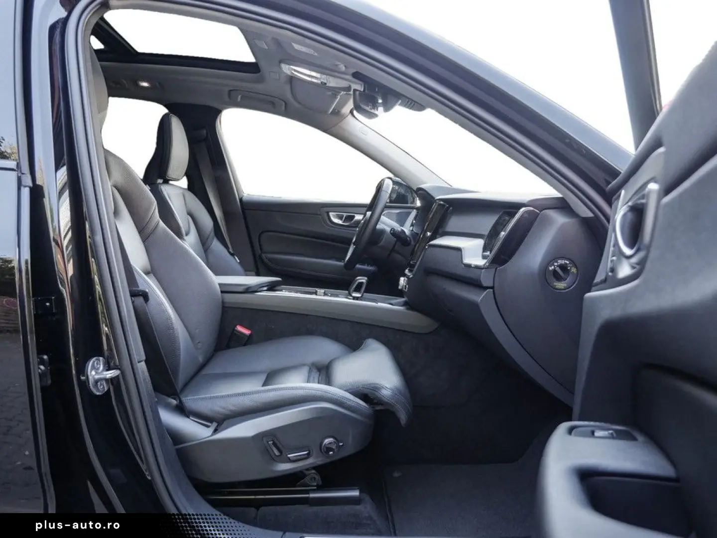 VOLVO XC60 B4 Plus Dark ACC   PANORAMA   HARMAN KARDON