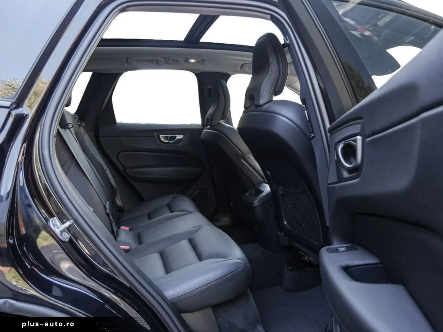 VOLVO XC60 B4 Plus Dark ACC   PANORAMA   HARMAN KARDON