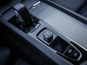 VOLVO XC60 B4 Plus Dark ACC   PANORAMA   HARMAN KARDON