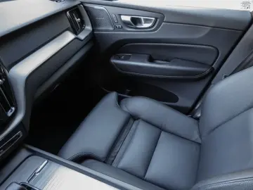 VOLVO XC60 B4 Plus Dark ACC   PANORAMA   HARMAN KARDON