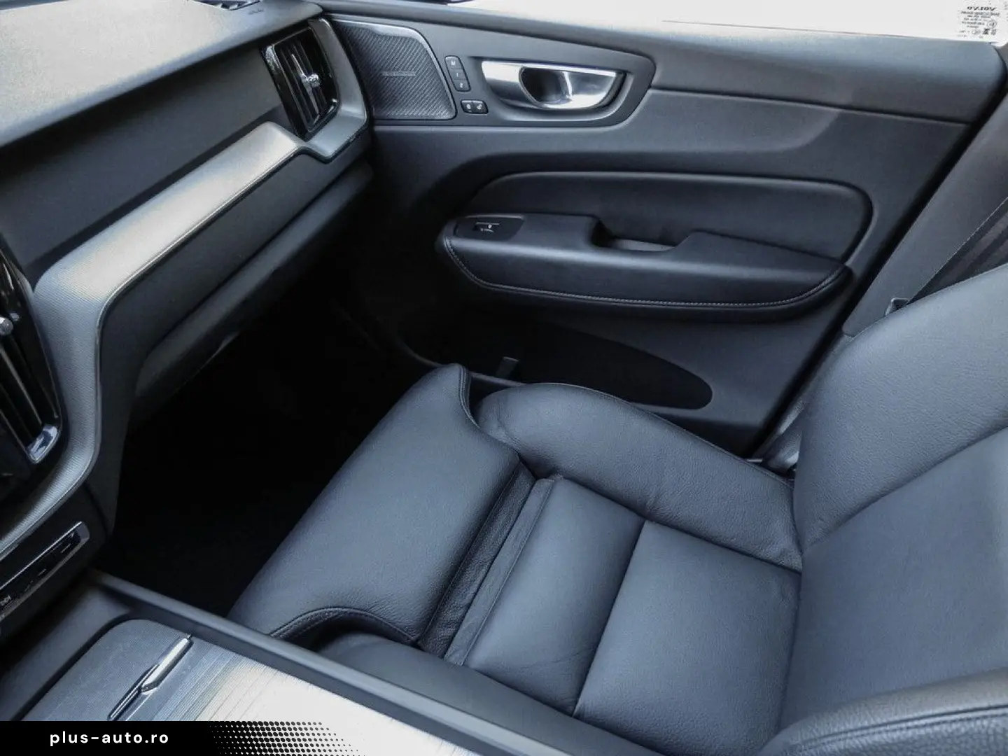 VOLVO XC60 B4 Plus Dark ACC   PANORAMA   HARMAN KARDON