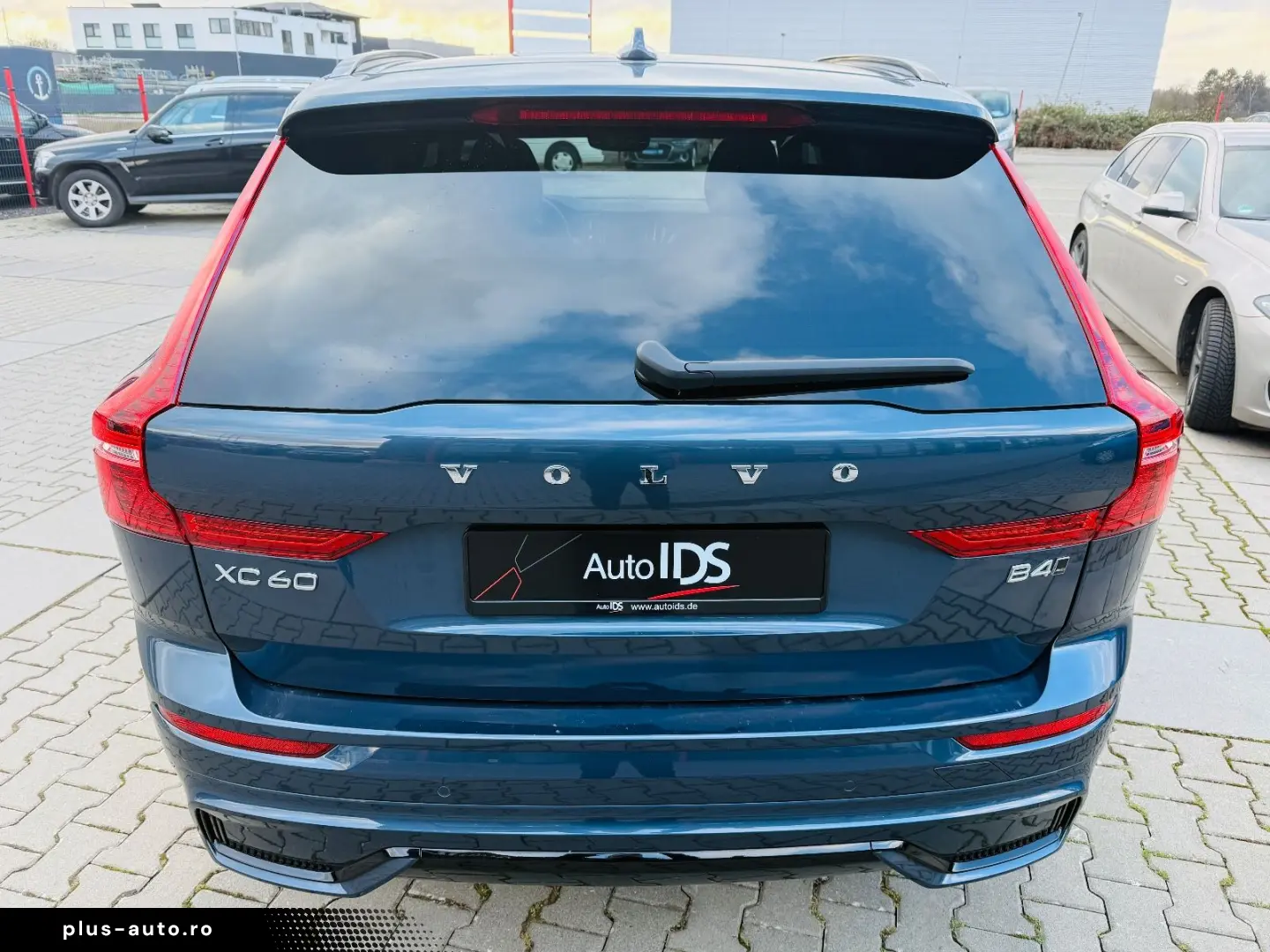 VOLVO XC60 Plus Dark AWD PANO SHZ 360 -Kamera