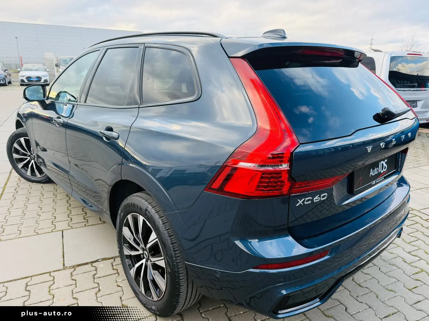 VOLVO XC60 Plus Dark AWD PANO SHZ 360 -Kamera