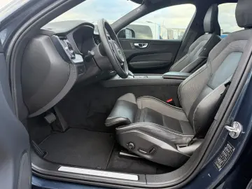 VOLVO XC60 Plus Dark AWD PANO SHZ 360 -Kamera