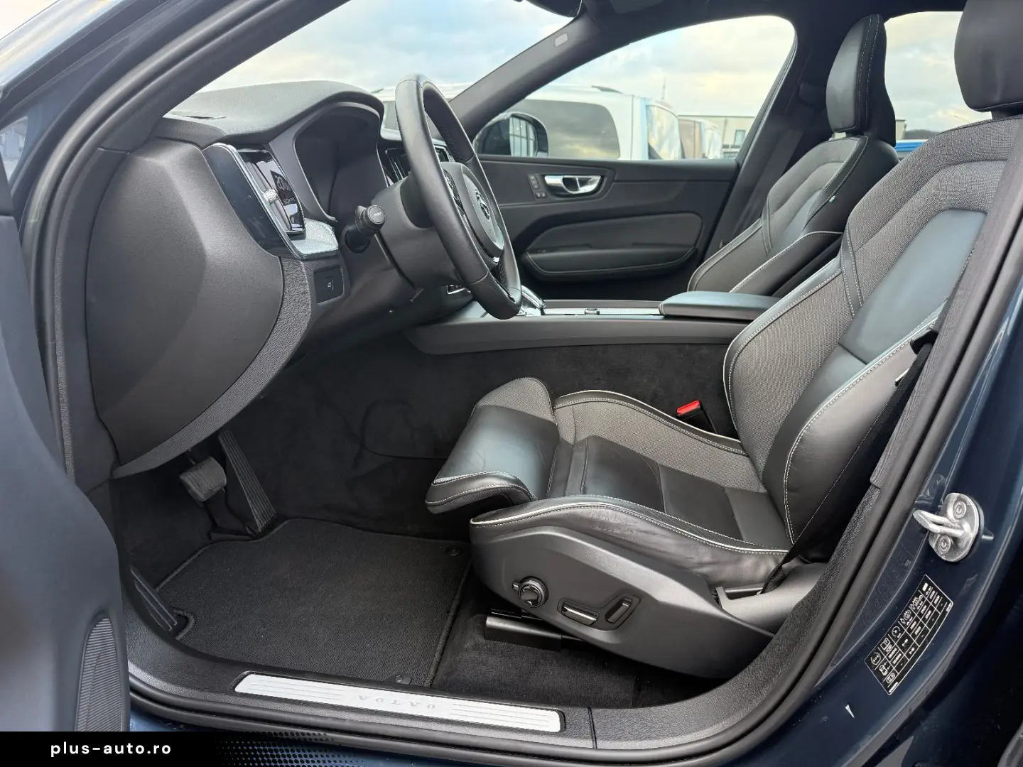 VOLVO XC60 Plus Dark AWD PANO SHZ 360 -Kamera