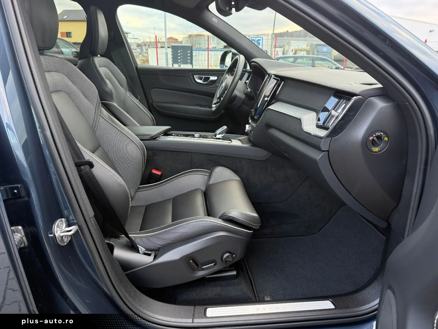 VOLVO XC60 Plus Dark AWD PANO SHZ 360 -Kamera