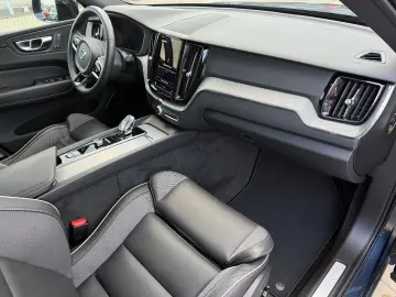 VOLVO XC60 Plus Dark AWD PANO SHZ 360 -Kamera