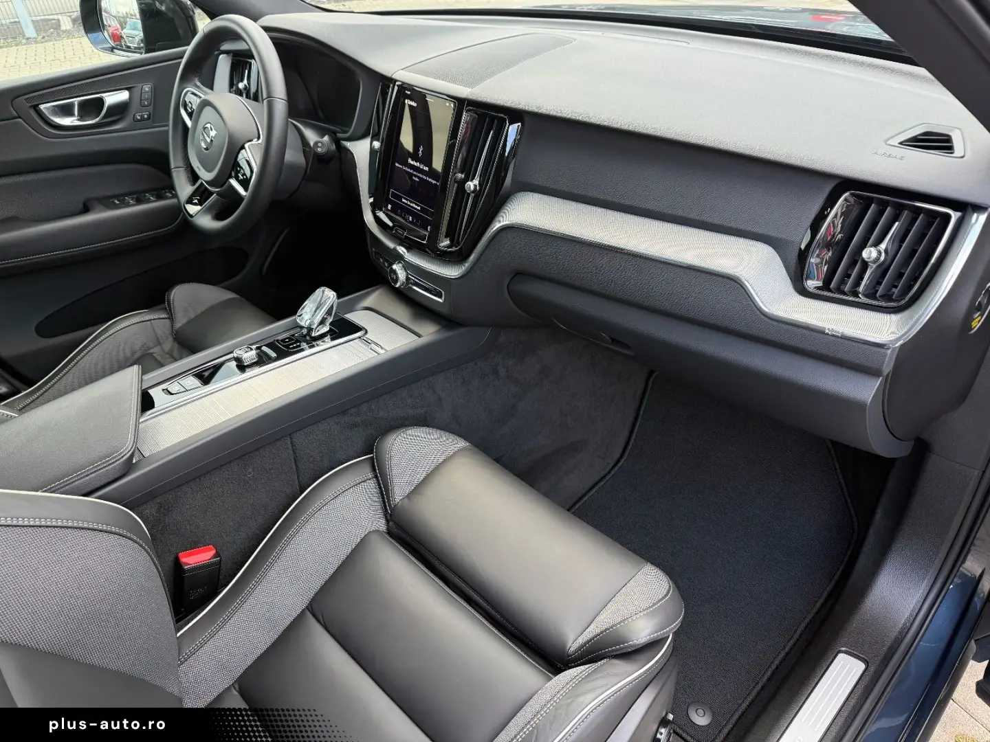 VOLVO XC60 Plus Dark AWD PANO SHZ 360 -Kamera