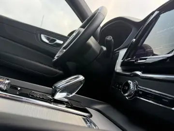 VOLVO XC60 Plus Dark AWD PANO SHZ 360 -Kamera