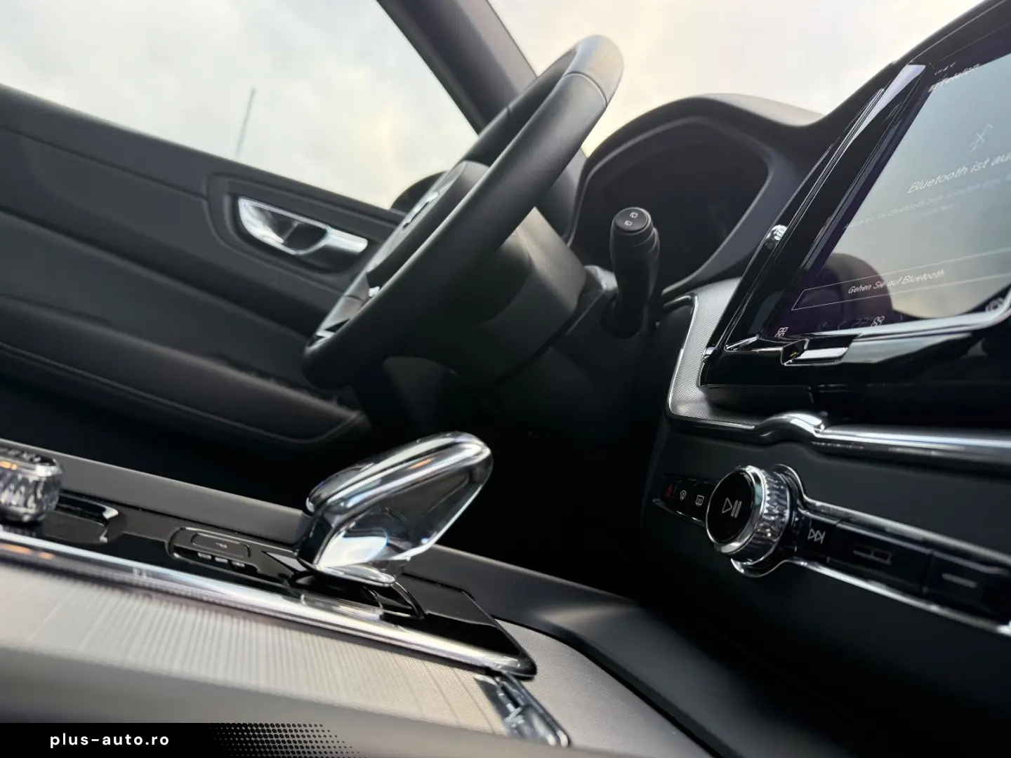 VOLVO XC60 Plus Dark AWD PANO SHZ 360 -Kamera