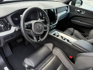 VOLVO XC60 Plus Dark AWD PANO SHZ 360 -Kamera