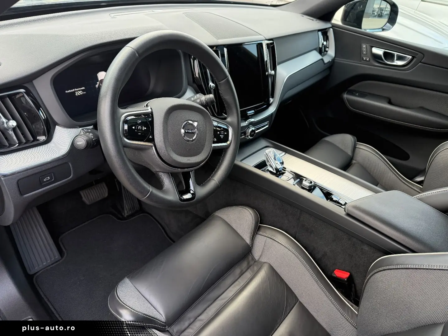 VOLVO XC60 Plus Dark AWD PANO SHZ 360 -Kamera