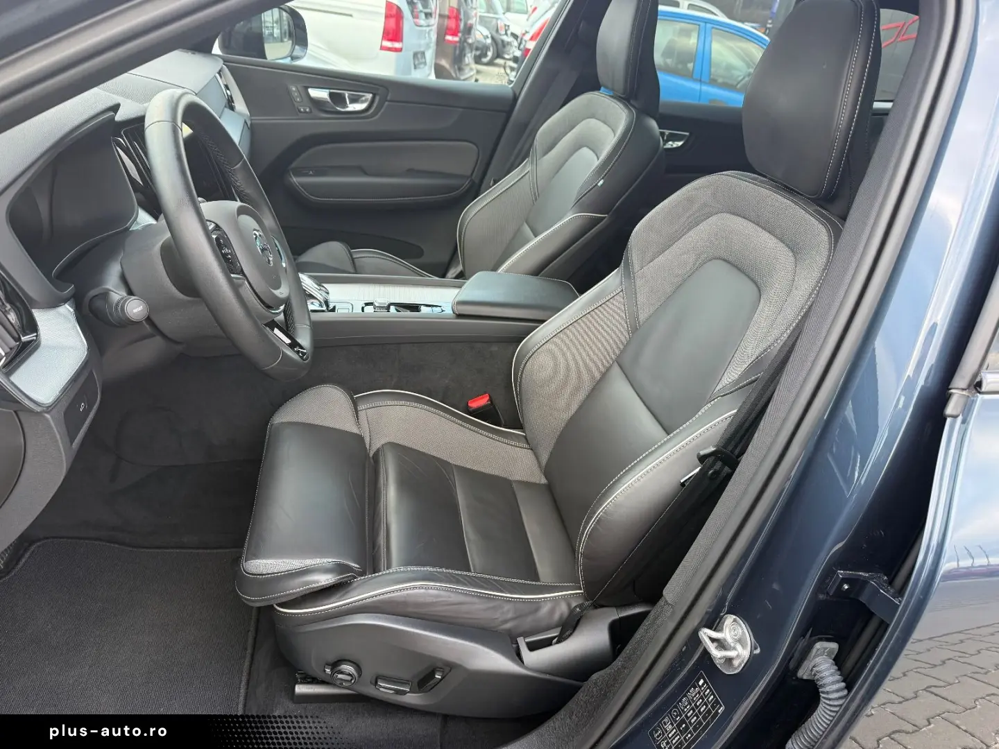 VOLVO XC60 Plus Dark AWD PANO SHZ 360 -Kamera