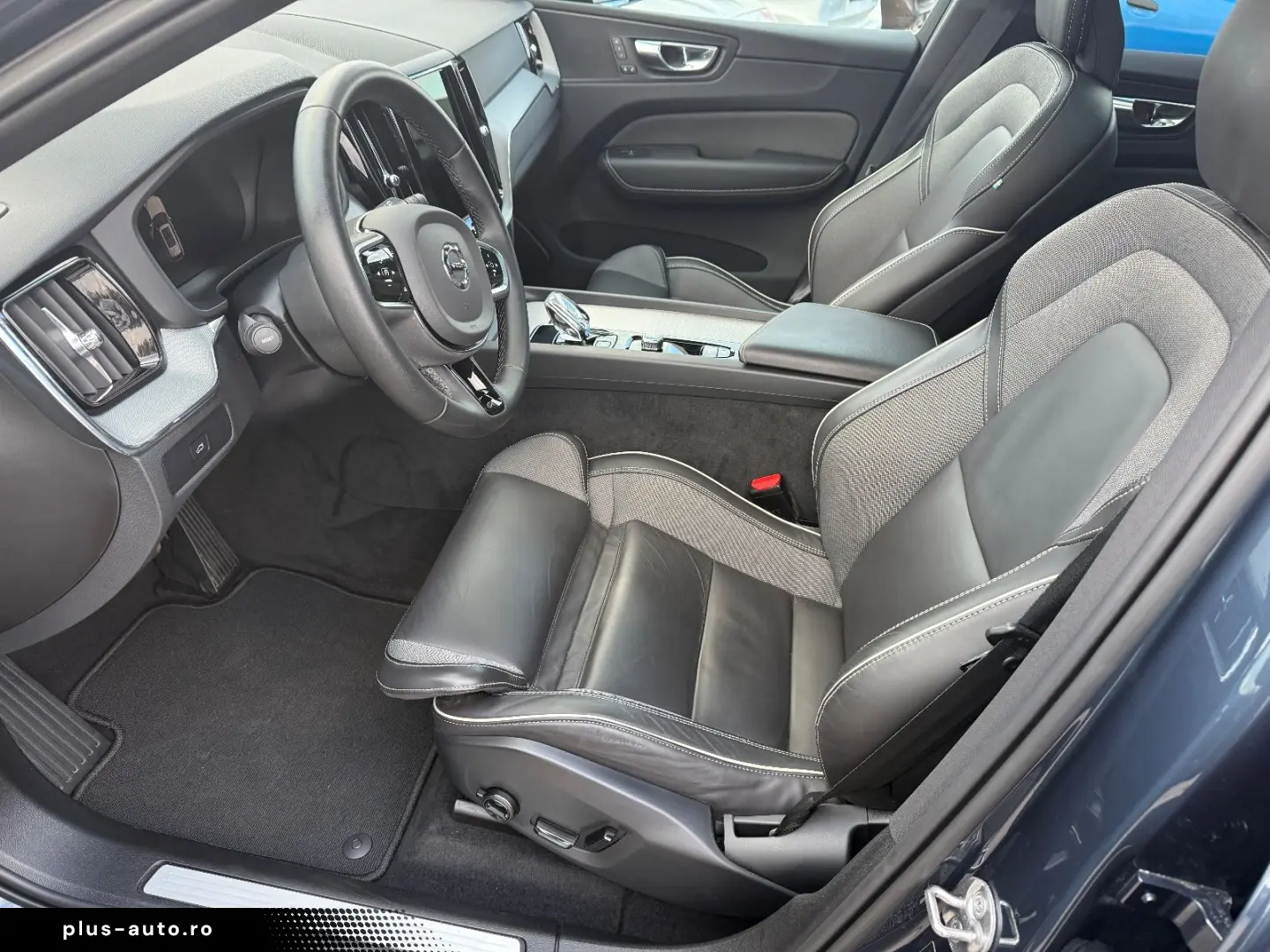 VOLVO XC60 Plus Dark AWD PANO SHZ 360 -Kamera