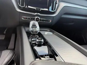 VOLVO XC60 Plus Dark AWD PANO SHZ 360 -Kamera