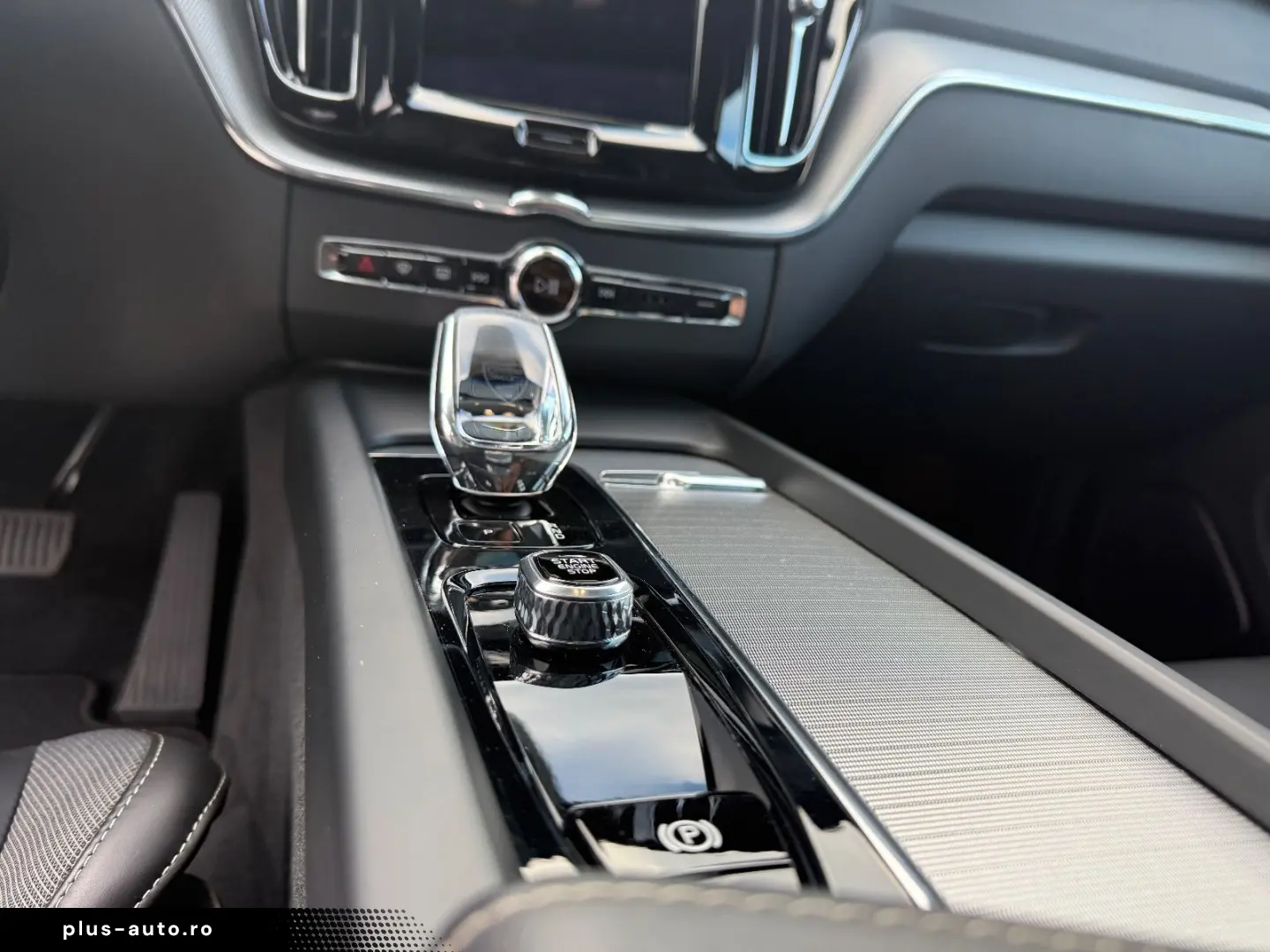 VOLVO XC60 Plus Dark AWD PANO SHZ 360 -Kamera