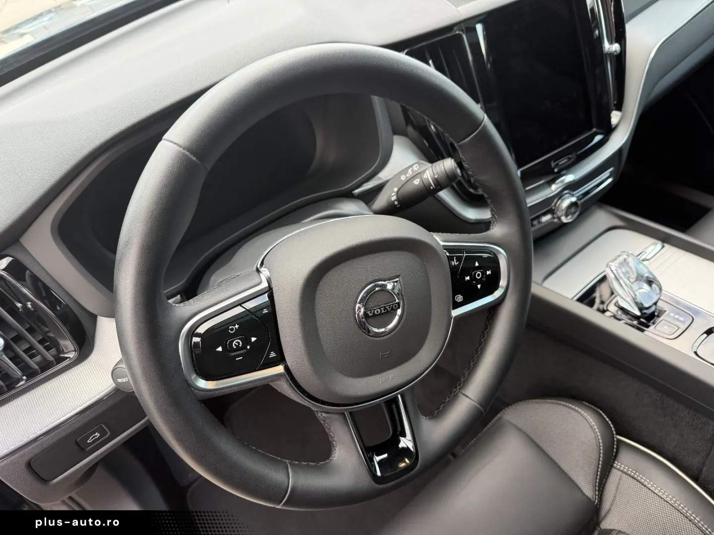 VOLVO XC60 Plus Dark AWD PANO SHZ 360 -Kamera