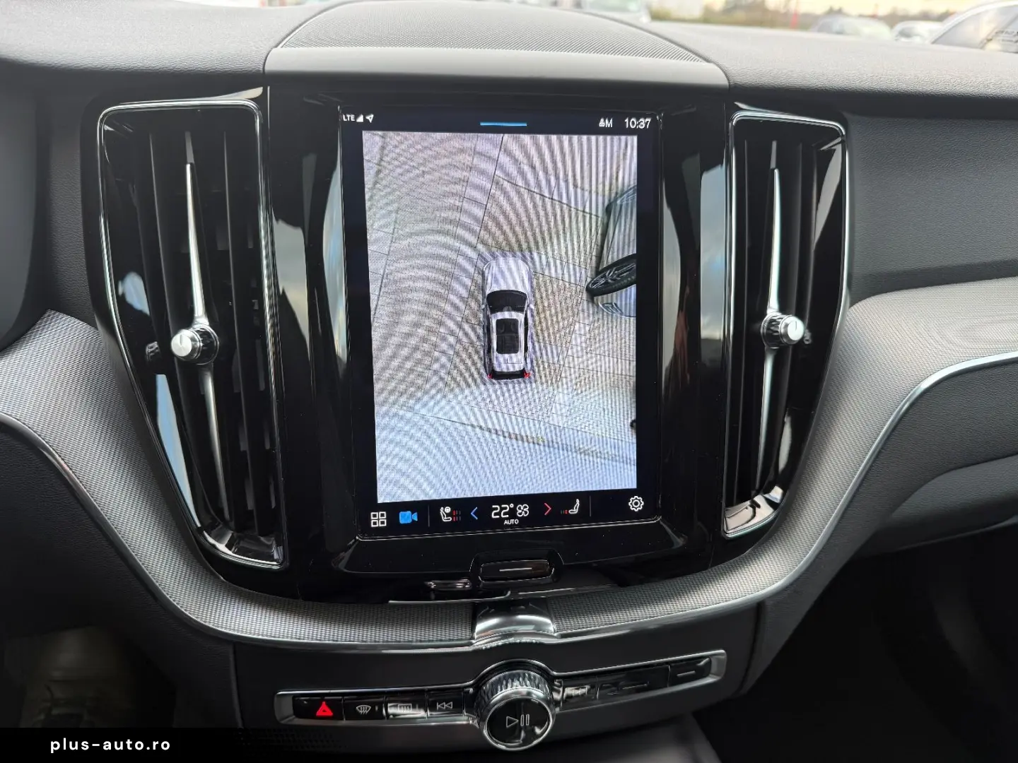 VOLVO XC60 Plus Dark AWD PANO SHZ 360 -Kamera