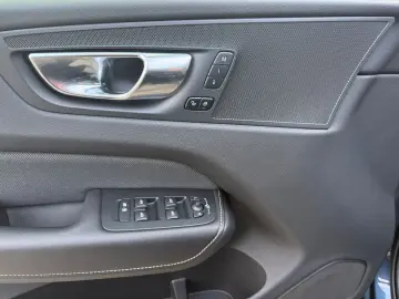 VOLVO XC60 Plus Dark AWD PANO SHZ 360 -Kamera