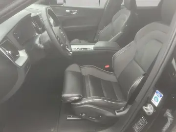 VOLVO XC60 B4 D Plus Dark LED  Keyless  Navi  AHK