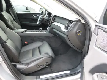 VOLVO XC60 B4 Plus Dark Auto ACC 360