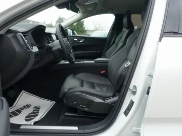 VOLVO XC60 Plus Dark B5 AWD Mild-Hybrid 360 KAM BLIS