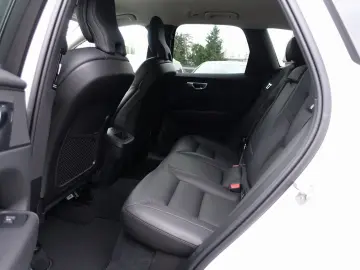 VOLVO XC60 Plus Dark B5 AWD Mild-Hybrid 360 KAM BLIS