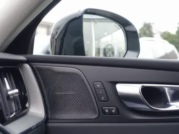 VOLVO XC60 Plus Dark B5 AWD Mild-Hybrid 360 KAM BLIS