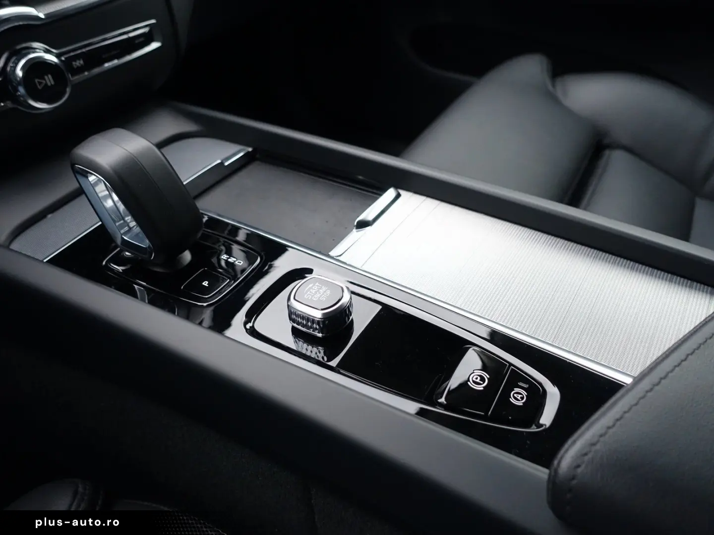 VOLVO XC60 Plus Dark B5 AWD Mild-Hybrid 360 KAM BLIS