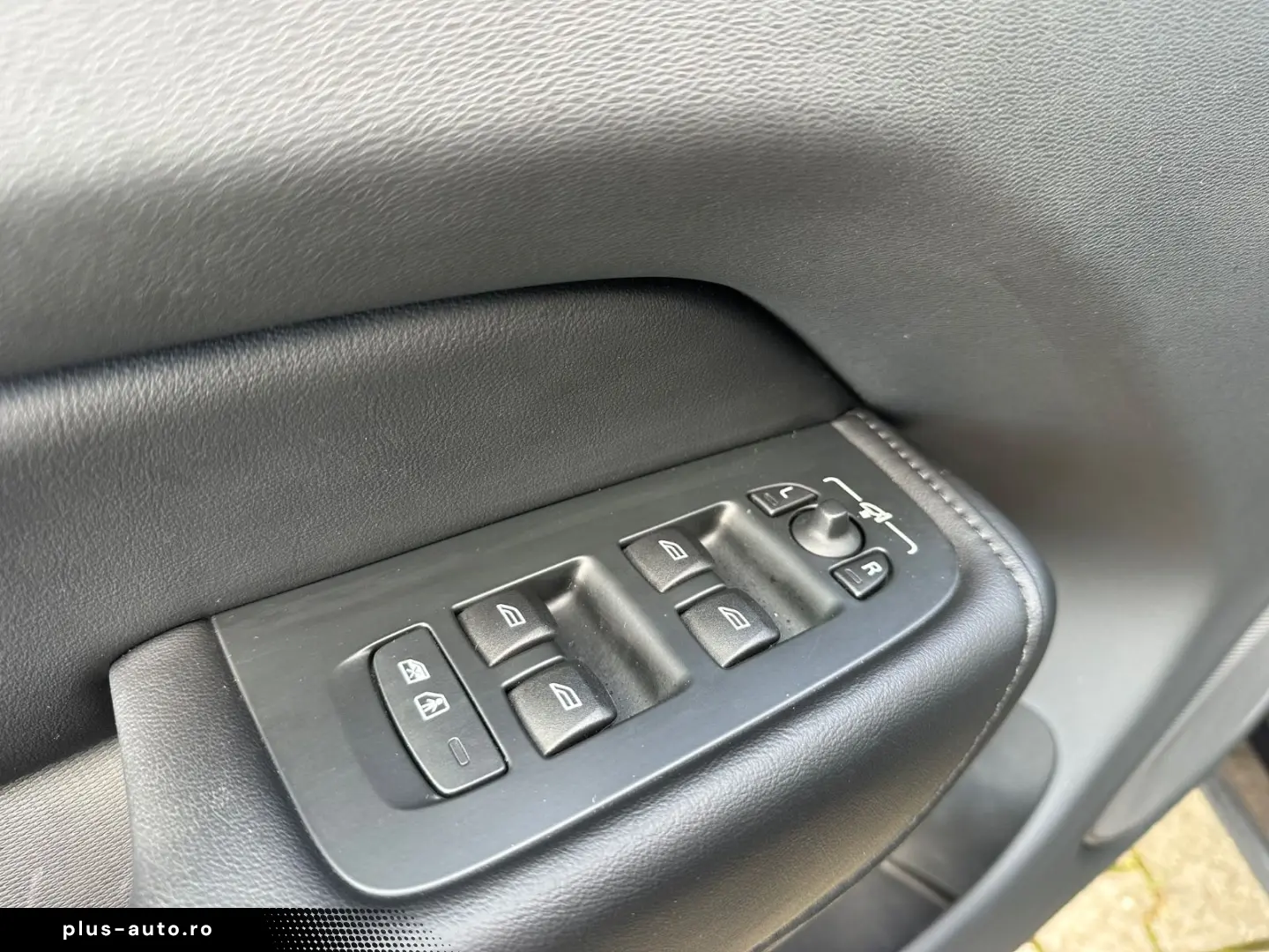 VOLVO XC60 Ultimate Dark AWD Leder HuD Pano B&W 360