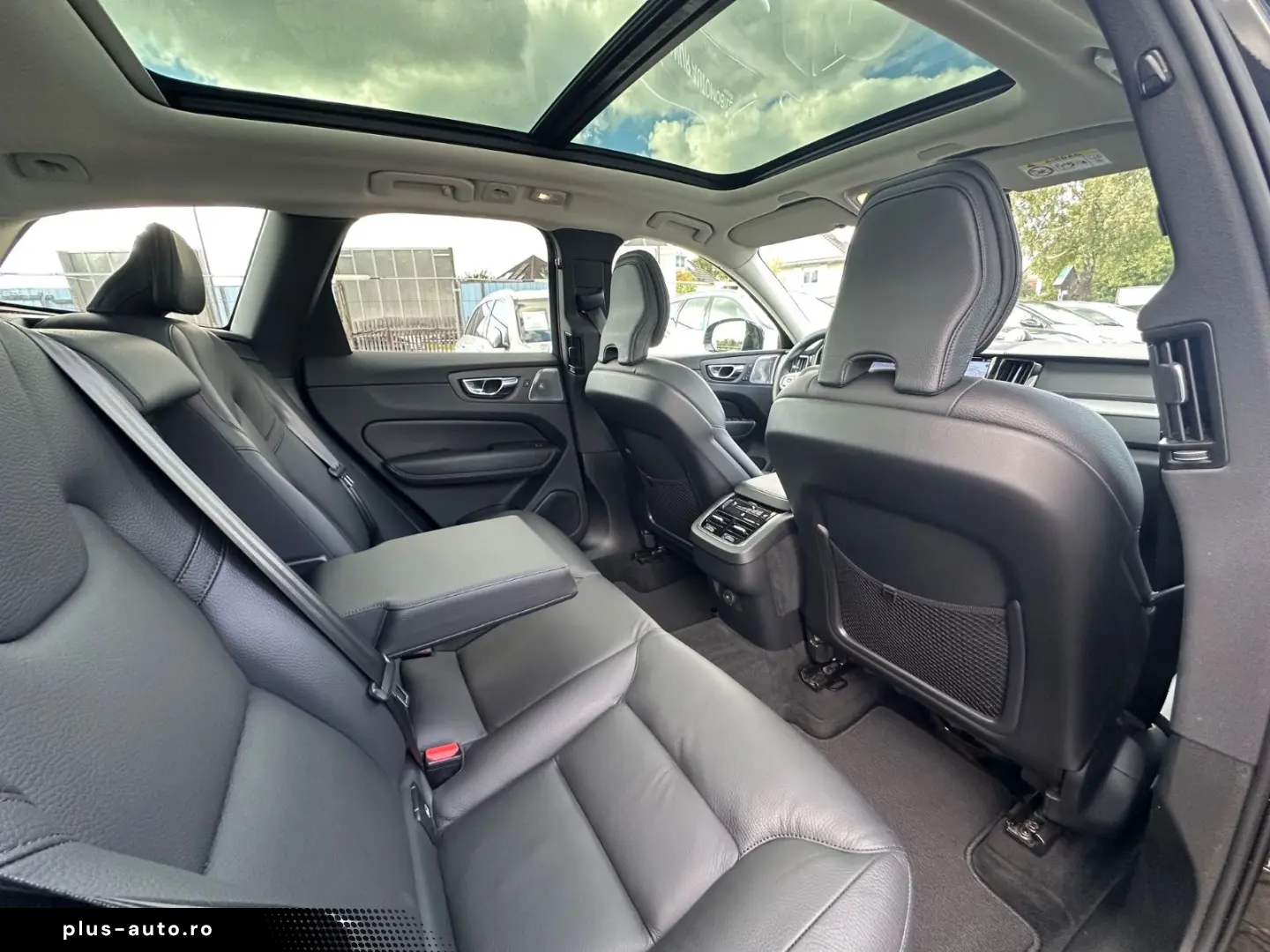 VOLVO XC60 Ultimate Dark AWD Leder HuD Pano B&W 360