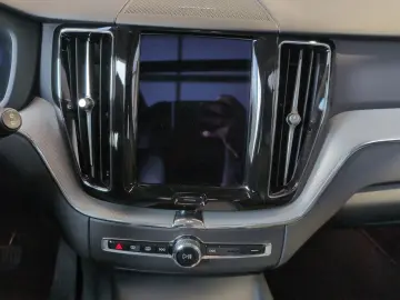 VOLVO XC60 B5 AWD R-Kam Panor Harman Voll-LED Lenkradh