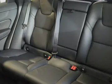 VOLVO XC60 B5 AWD R-Kam Panor Harman Voll-LED Lenkradh