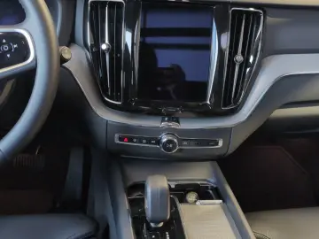 VOLVO XC60 B5 AWD R-Kam Panor Harman Voll-LED Lenkradh