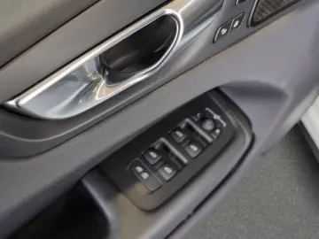 VOLVO XC60 B5 AWD R-Kam Panor Harman Voll-LED Lenkradh