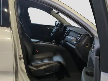 VOLVO XC60 B5 AWD R-Kam Panor Harman Voll-LED Lenkradh